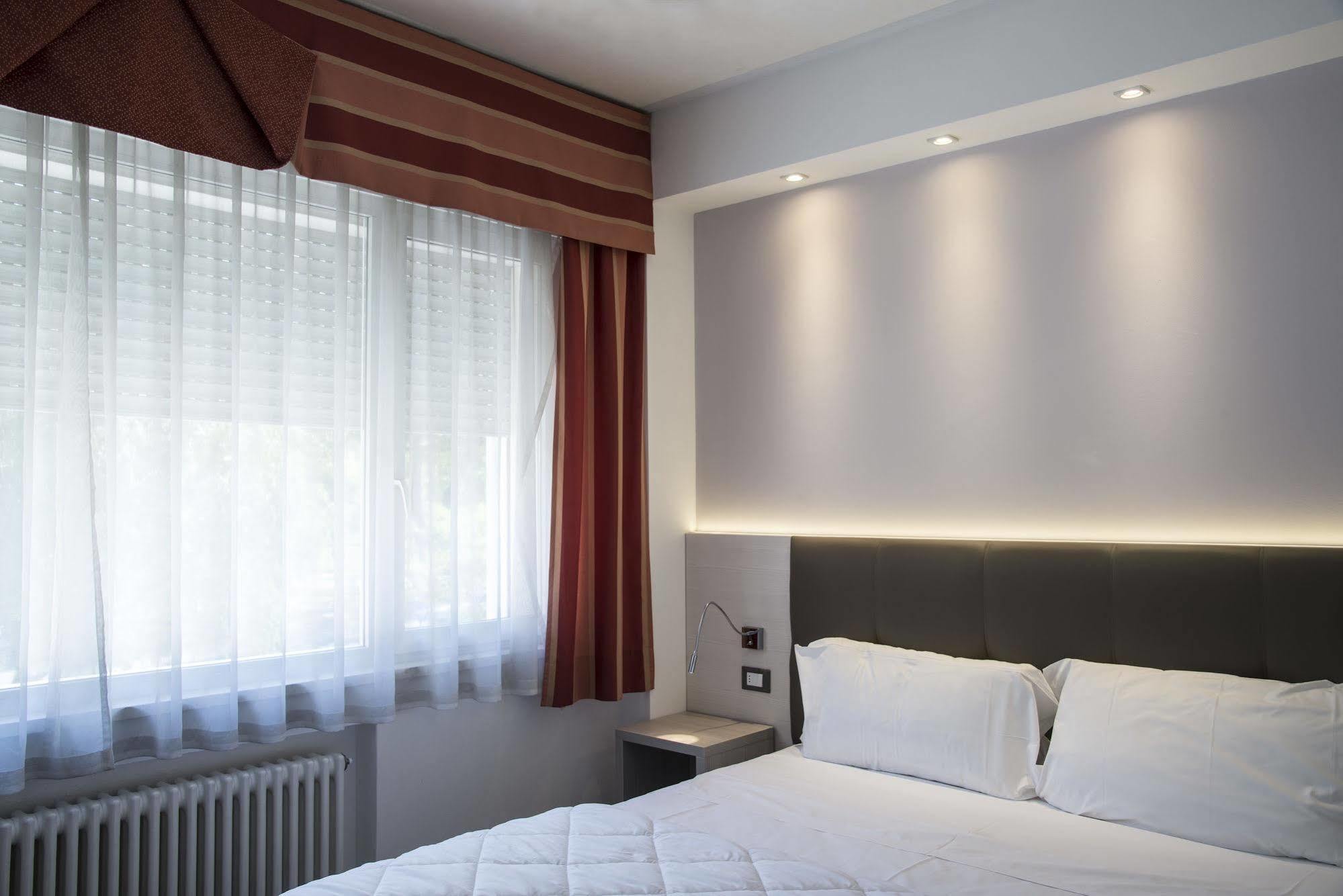 Ariston 3*
